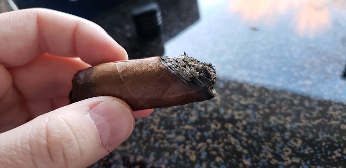 Cigar Review Diesel Whiskey Row Robusto uneven burn